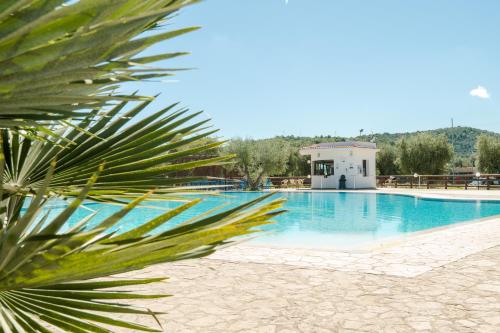 Piscina a Centro Vacanze Oriente o a prop