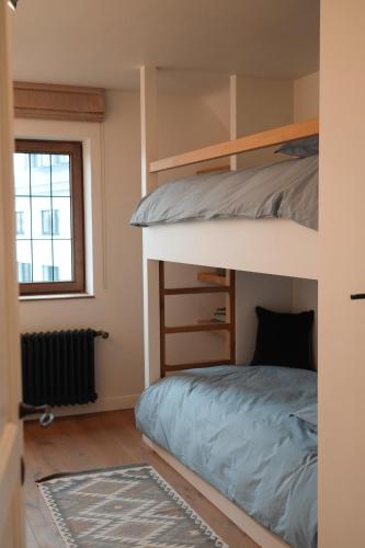 a bedroom with a bunk bed and a window at Villa Ultima Thule in Ostend