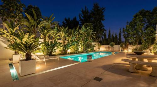 VACATION MARBELLA I Casa Regina, Walking Distance To The Beach, Private Shimmering Pool, 5Min From Puerto Banús, Alarm System, World-Class Dining