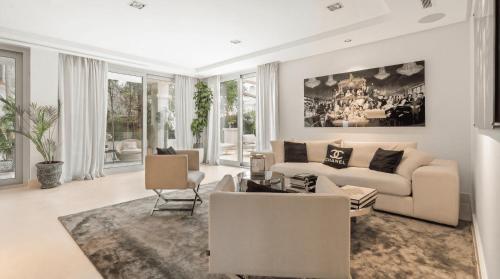 VACATION MARBELLA I Casa Regina, Walking Distance To The Beach, Private Shimmering Pool, 5Min From Puerto Banús, Alarm System, World-Class Dining