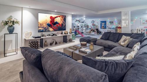 VACATION MARBELLA I Casa Regina, Walking Distance To The Beach, Private Shimmering Pool, 5Min From Puerto Banús, Alarm System, World-Class Dining