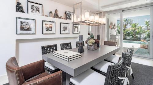 VACATION MARBELLA I Casa Regina, Walking Distance To The Beach, Private Shimmering Pool, 5Min From Puerto Banús, Alarm System, World-Class Dining