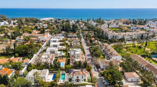 VACATION MARBELLA I Casa Regina, Walking Distance To The Beach, Private Shimmering Pool, 5Min From Puerto Banús, Alarm System, World-Class Dining