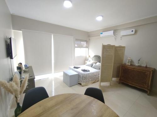 a room with a bed and a table with chairs at Mendoza in Posadas