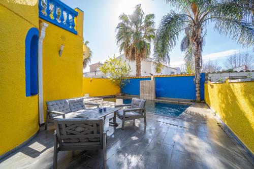 Casa con barbacoa , PISCINA con cascada , 4 HABITACIONES, capacidad HASTA 8-9 PERSONAS
