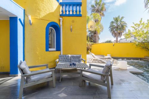 Casa con barbacoa , PISCINA con cascada , 4 HABITACIONES, capacidad HASTA 8-9 PERSONAS