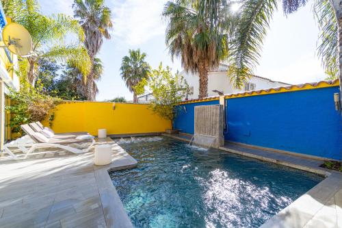 Casa con barbacoa , PISCINA con cascada , 4 HABITACIONES, capacidad HASTA 8-9 PERSONAS