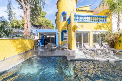 Casa con barbacoa , PISCINA con cascada , 4 HABITACIONES, capacidad HASTA 8-9 PERSONAS