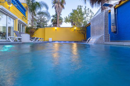 Casa con barbacoa , PISCINA con cascada , 4 HABITACIONES, capacidad HASTA 8-9 PERSONAS