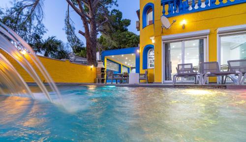 Casa con barbacoa , PISCINA con cascada , 4 HABITACIONES, capacidad HASTA 8-9 PERSONAS