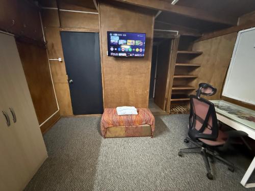 Televizorius ir (arba) pramogų centras apgyvendinimo įstaigoje Hostal Suomi