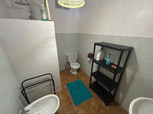 a bathroom with two sinks and a toilet at Kay Nono in Rivière-Salée