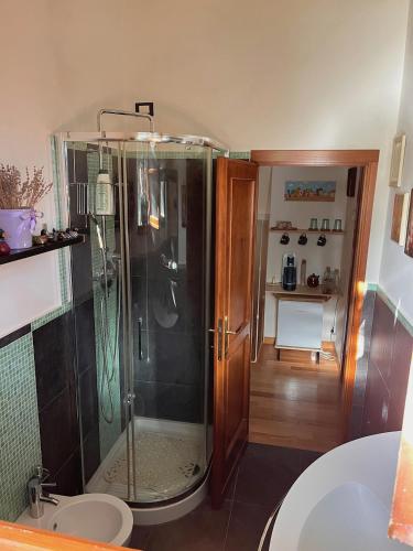 ein Badezimmer mit Dusche, Toilette und Waschbecken in der Unterkunft OnlyOne in Scandicci