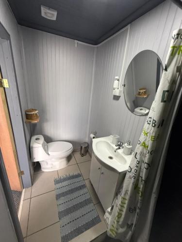 Kamar mandi di Hostal Suomi