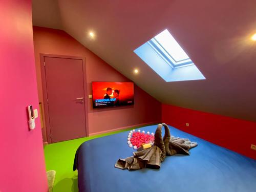 a childs room with a bed with colorful walls at Retro Gaming Mood - Arcade Games - Jacuzzi - Sauna - Switch 2 in Courcelles