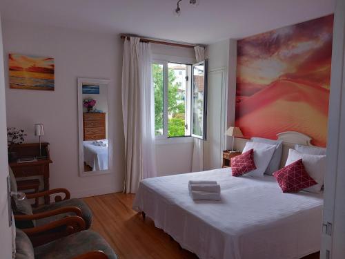 a bedroom with a bed and a large window at Villa Do Sol Chambre d'Hôtes "La Dune" in Arcachon