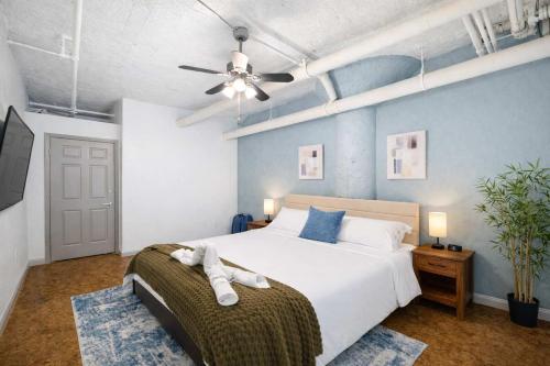 a bedroom with a bed and a ceiling fan at 2BR River Market Loft for 6 - Rooftop & Gym in Kansas City