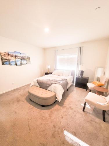 una camera da letto con un grande letto e una grande finestra di Vip Class Two a Lodi