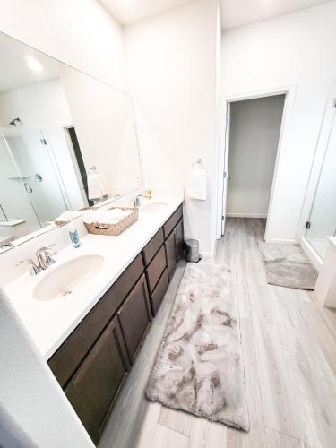 un bagno con lavandino e specchio di Vip Class Two a Lodi
