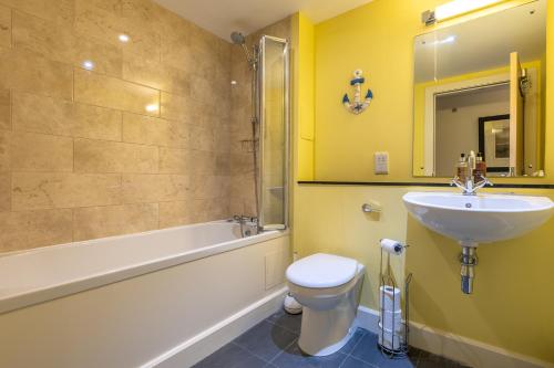 a bathroom with a sink and a toilet and a bath tub at Torr Apartment Raven in Fort Augustus