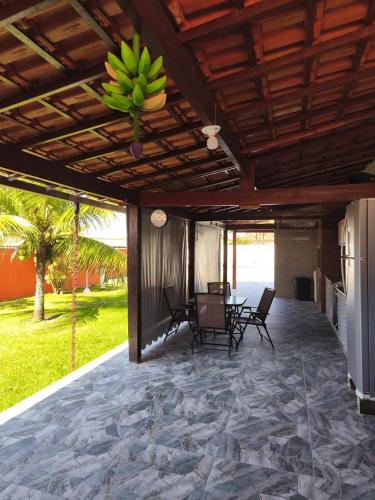 a patio with a bunch of bananas hanging from a ceiling at Casa Bilbao in Maricá
