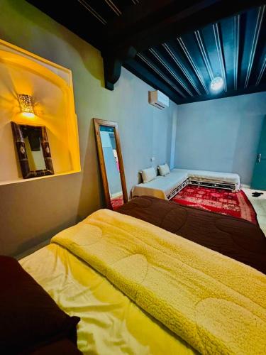 a room with two beds and a mirror at Charmante Villa Traditionnelle in Marrakesh