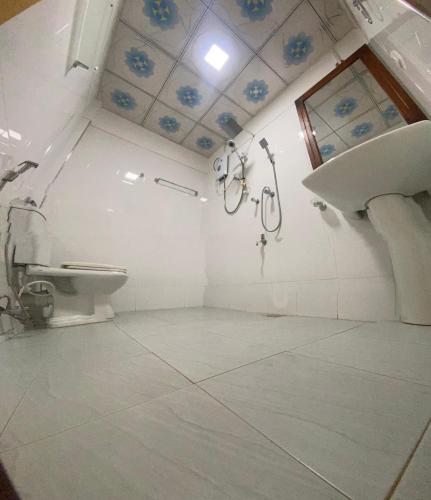 a bathroom with a toilet and a sink at Kanchi's please in Udawalawe