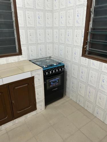una cucina con una stufa nell'angolo di Maison blanche a Cotonou