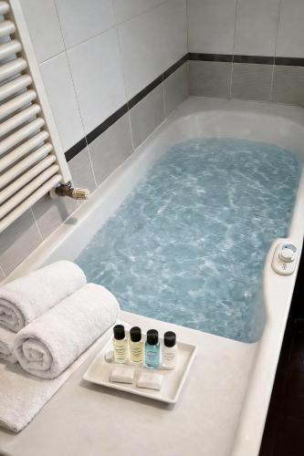 Modern Milan Apartment with Jacuzzi, Terrace and Private Garage