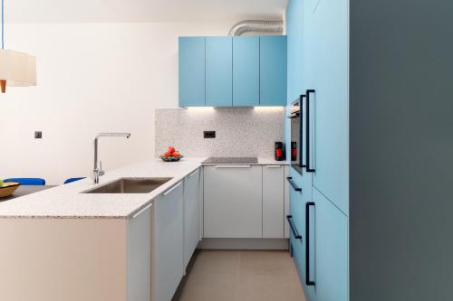 Urban Nook Design Apartments - Private Garage Parking