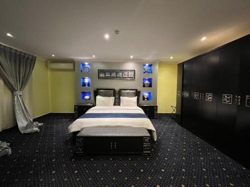 a bedroom with a large bed in a room at شقق دازللشقق المخدومة in Hail