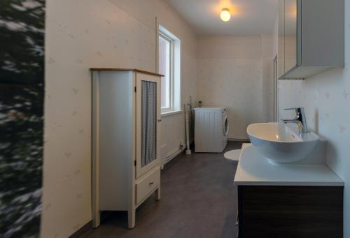 a bathroom with a sink and a toilet in it at Lugnt läge i centrala Rättvik in Rättvik