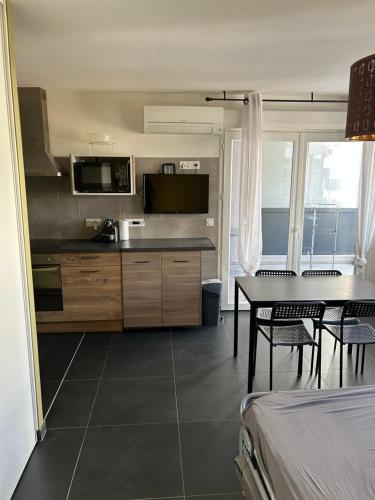 Virtuvė arba virtuvėlė apgyvendinimo įstaigoje Ajaccio j1
