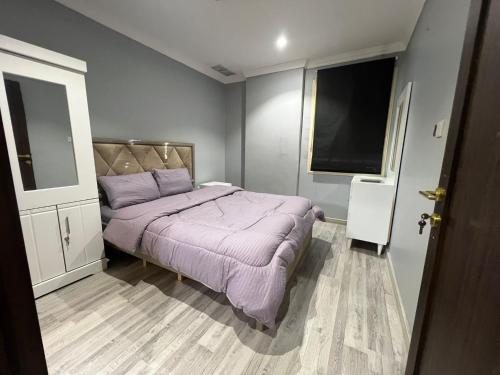 Aqar line tesisinde bir odada yatak veya yataklar