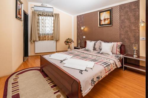 una camera da letto con un letto grande in una stanza di Villa Atina a Stara Pazova