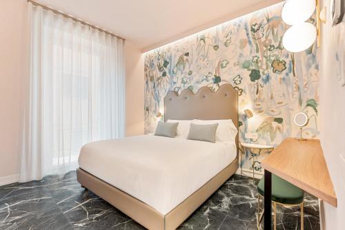 a bedroom with a bed and a floral wall at Nessun Dorma Suite in Manarola