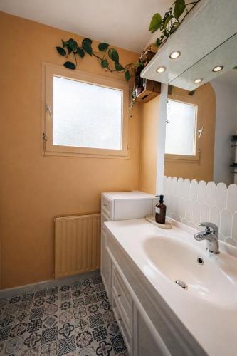 a bathroom with a sink and a mirror at Chambre privée, A l'ombre des Pommiers in Croix-Mare