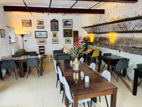 a dining room with a table and chairs at B&B en Vakantiewoningen 't Wienhoes in Wittem