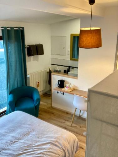 a bedroom with a bed and a desk with a chair at Chambre paisible in Albi