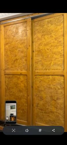 un muro con due porte di legno e una macchina di Teranga a Dakar