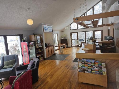 a room with a store with chairs and a counter at Hawk's Nest Lodge in Osage Beach