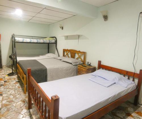 Llit o llits en una habitació de Hostal Portobelo