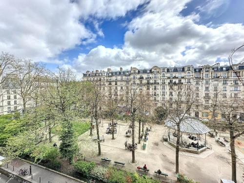 Dreamy floor View of Square Trousseau