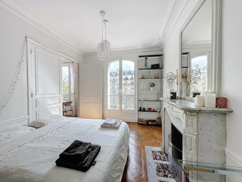 Dreamy floor View of Square Trousseau