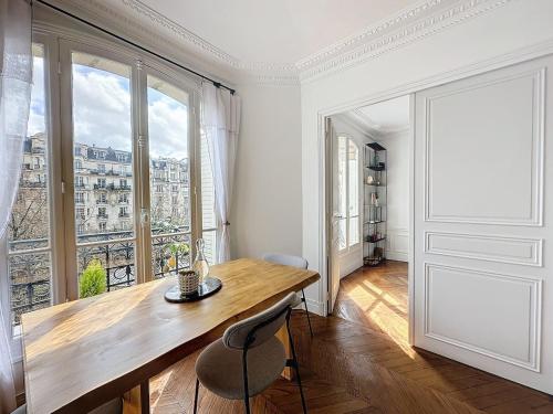 Dreamy floor View of Square Trousseau