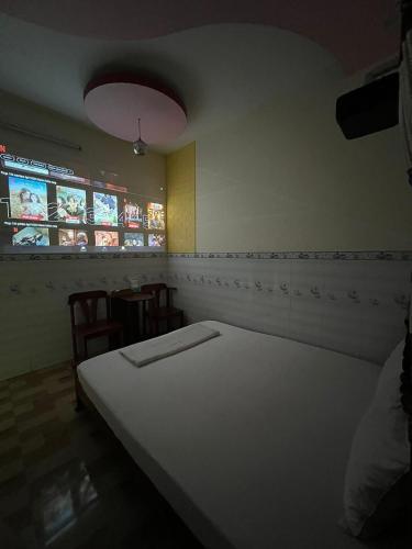 a bedroom with a white bed in a room at Nhà nghỉ Phú Mỹ in Ấp An Mỹ