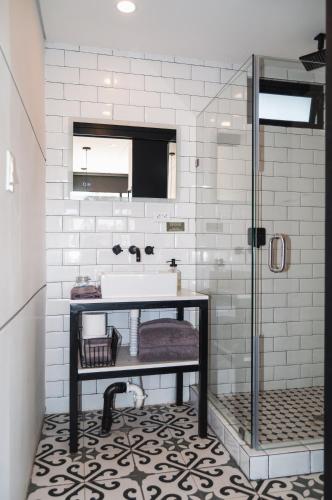 a bathroom with a sink and a shower at Valle 20 Villa Moderna con Alberca Privada Mayores 12 años in San Antonio de las Minas