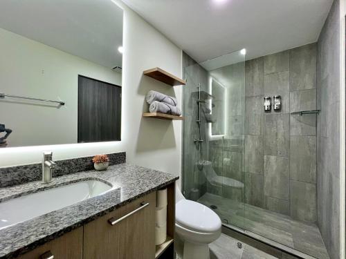 a bathroom with a toilet and a sink and a shower at Avitat Link in San Salvador