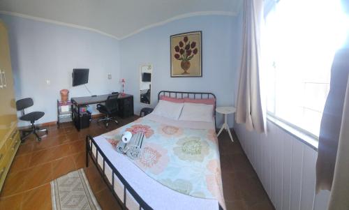 a bedroom with a bed in a room with a window at Quarto Aconchegante com Wi-Fi self check-in e garagem in Pouso Alegre