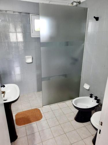 a bathroom with two sinks and a shower at Duplex familiar zona macrocentro in Resistencia